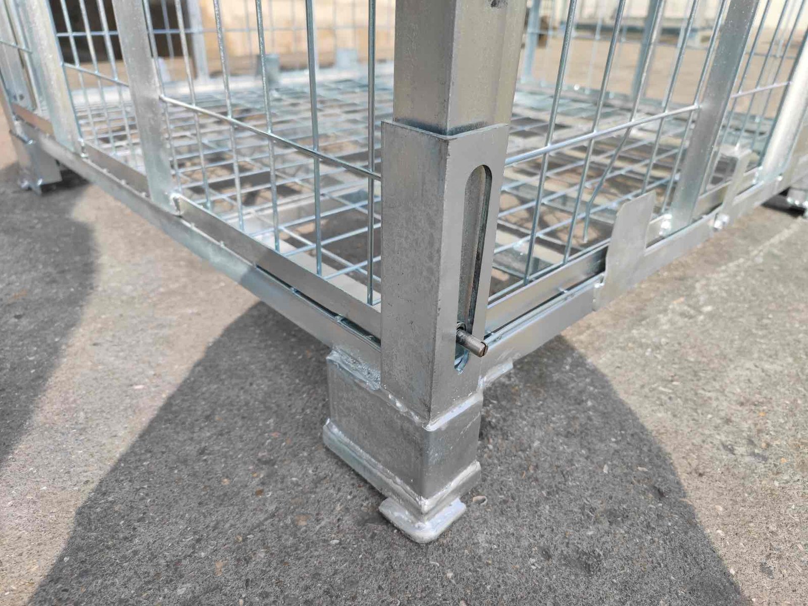 Wire mesh cage — corner and hinge detail