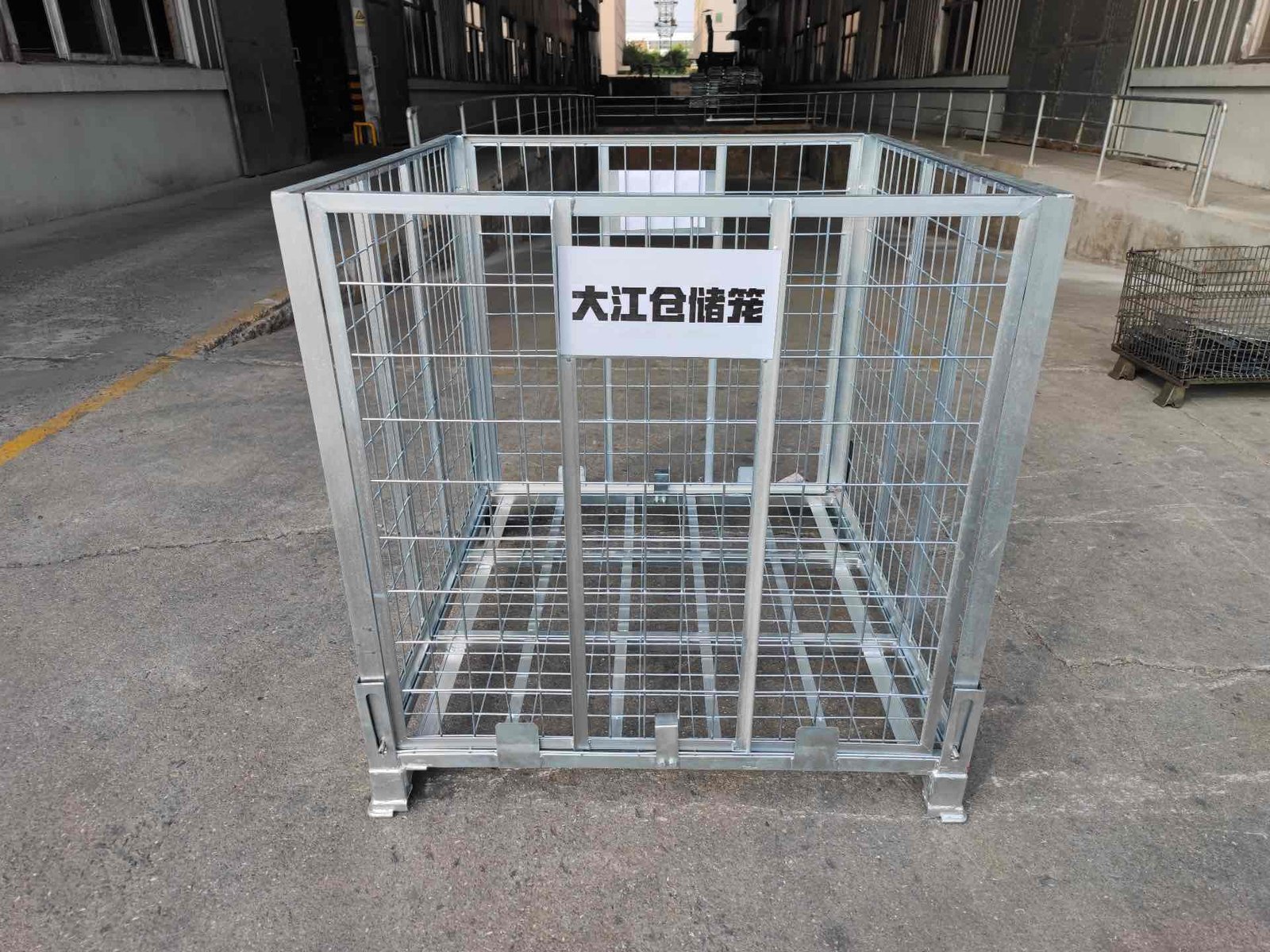 Folded wire mesh cages arranged for return logistics