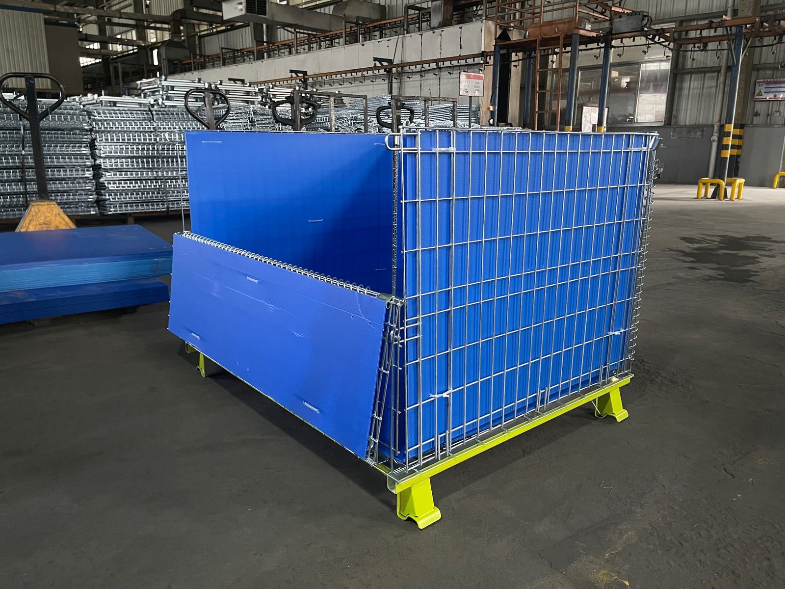 Hollow-board-lined wire container — showing blue lining on inner surfaces
