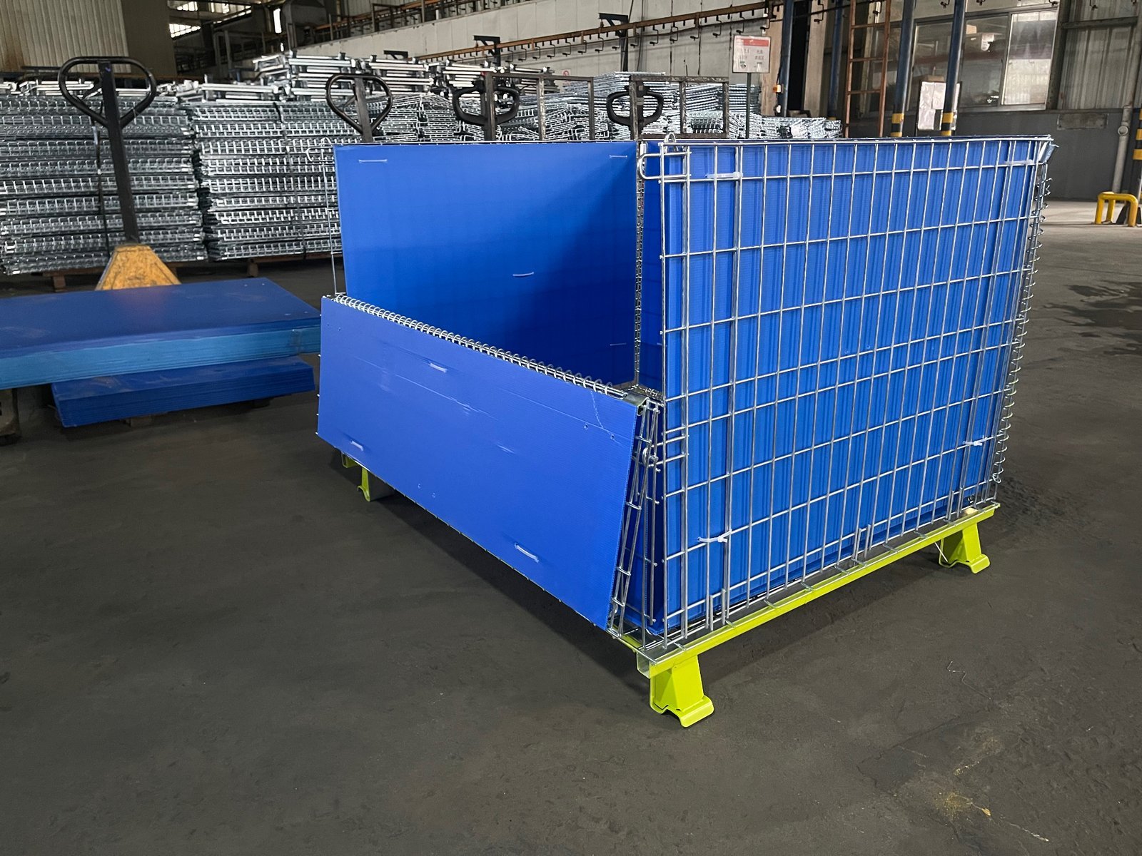 Wire container with blue hollow-board lining for scratch-sensitive components