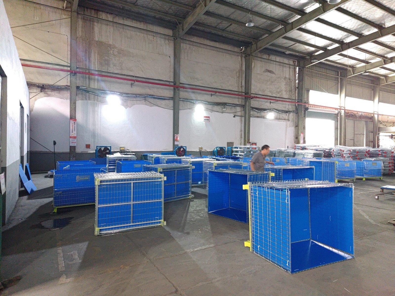 Batch of hollow-board-lined wire containers in factory — production view