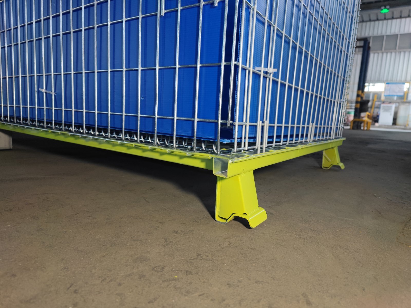 Lined wire container — corner foot detail showing reinforced stacking foot