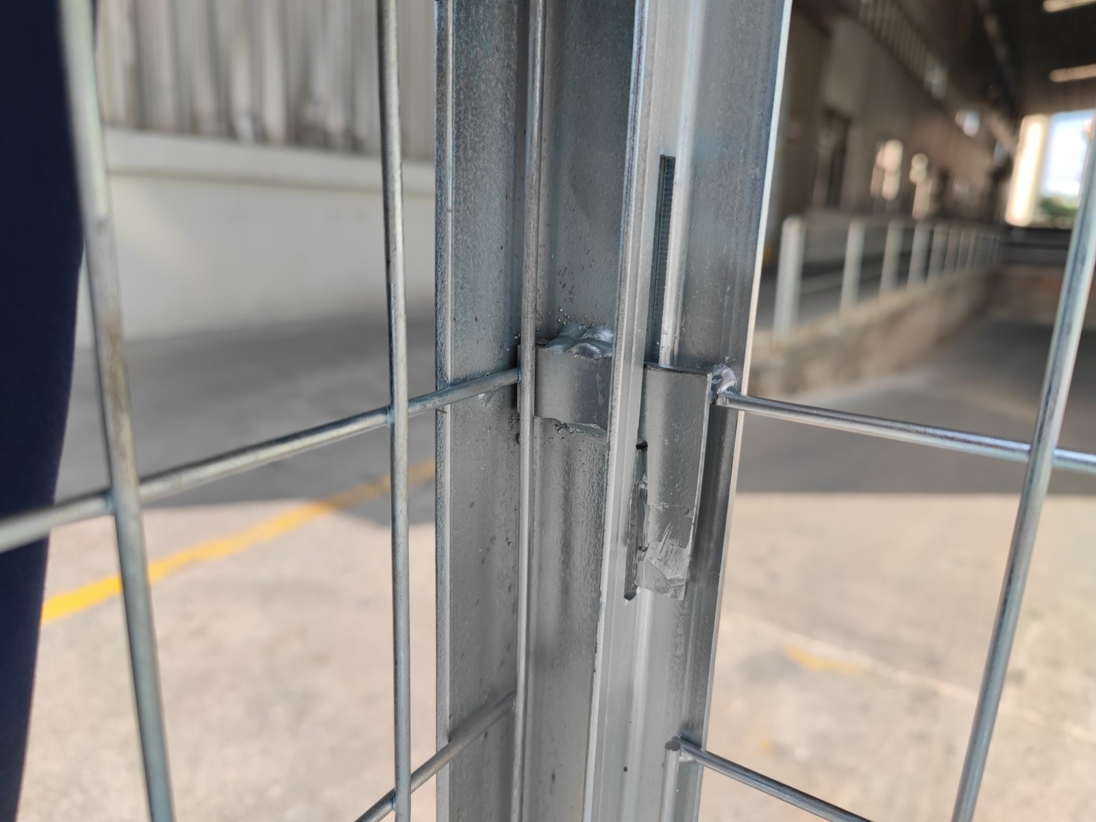 Wire mesh cage — base frame and support feet detail