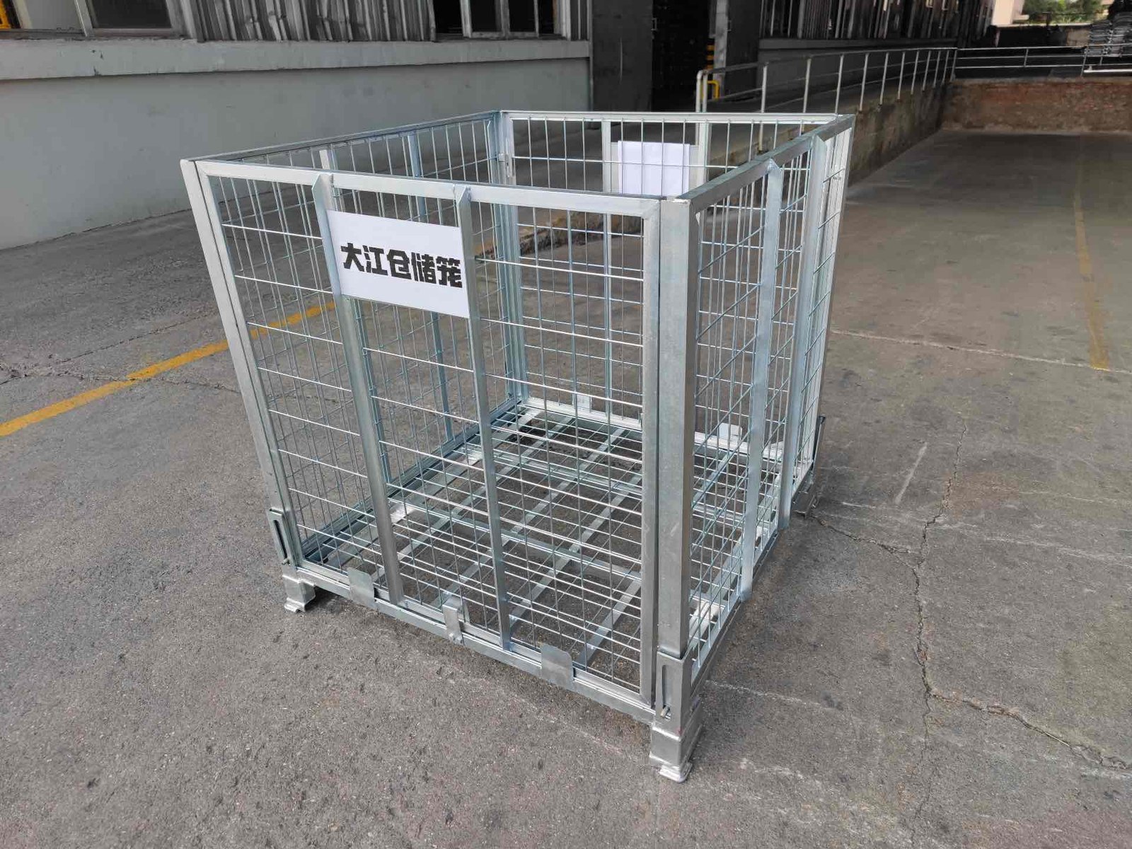 Collapsible wire mesh cage designed for PET preform handling